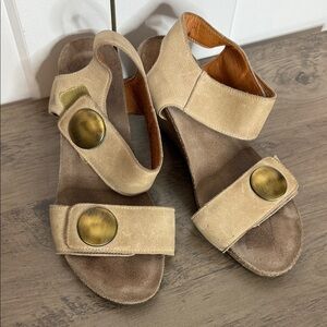 Taos Tan Leather Sandals with Brass Accents - 39 / 8